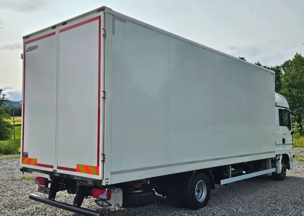 MAN TGL 12.250 / KONTENER / IZOTERMA / WINDA / 2019R / EURO 6 / PEŁEN SERWIS / 6 TON ŁADOWNOŚĆ / SPROWADZONY / ZADBANY / JAK NOWY / KSIĄŻKA SERWISOWA / E6 / 17 PALET - Camión caja cerrada: foto 4 MAN TGL 12.250 / KONTENER / IZOTERMA / WINDA / 2019R / EURO 6 / PEŁEN SERWIS / 6 TON ŁADOWNOŚĆ / SPROWADZONY / ZADBANY / JAK NOWY / KSIĄŻKA SERWISOWA / E6 / 17 PALET - Camión caja cerrada: foto 4