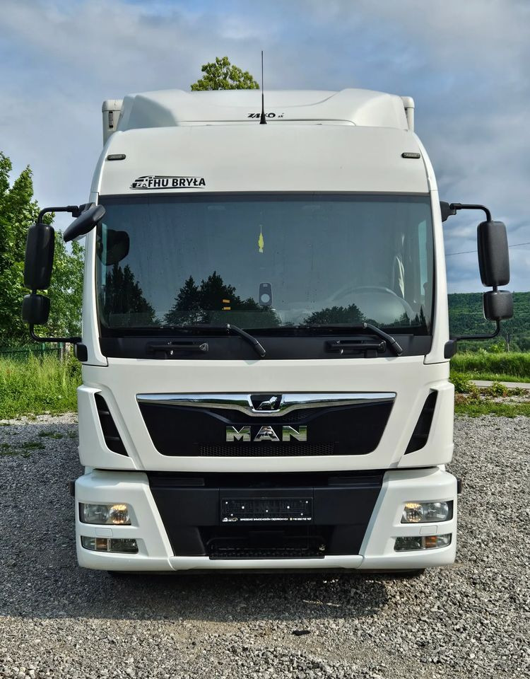 MAN TGL 12.250 / KONTENER / IZOTERMA / WINDA / 2019R / EURO 6 / PEŁEN SERWIS / 6 TON ŁADOWNOŚĆ / SPROWADZONY / ZADBANY / JAK NOWY / KSIĄŻKA SERWISOWA / E6 / 17 PALET - Camión caja cerrada: foto 3 MAN TGL 12.250 / KONTENER / IZOTERMA / WINDA / 2019R / EURO 6 / PEŁEN SERWIS / 6 TON ŁADOWNOŚĆ / SPROWADZONY / ZADBANY / JAK NOWY / KSIĄŻKA SERWISOWA / E6 / 17 PALET - Camión caja cerrada: foto 3