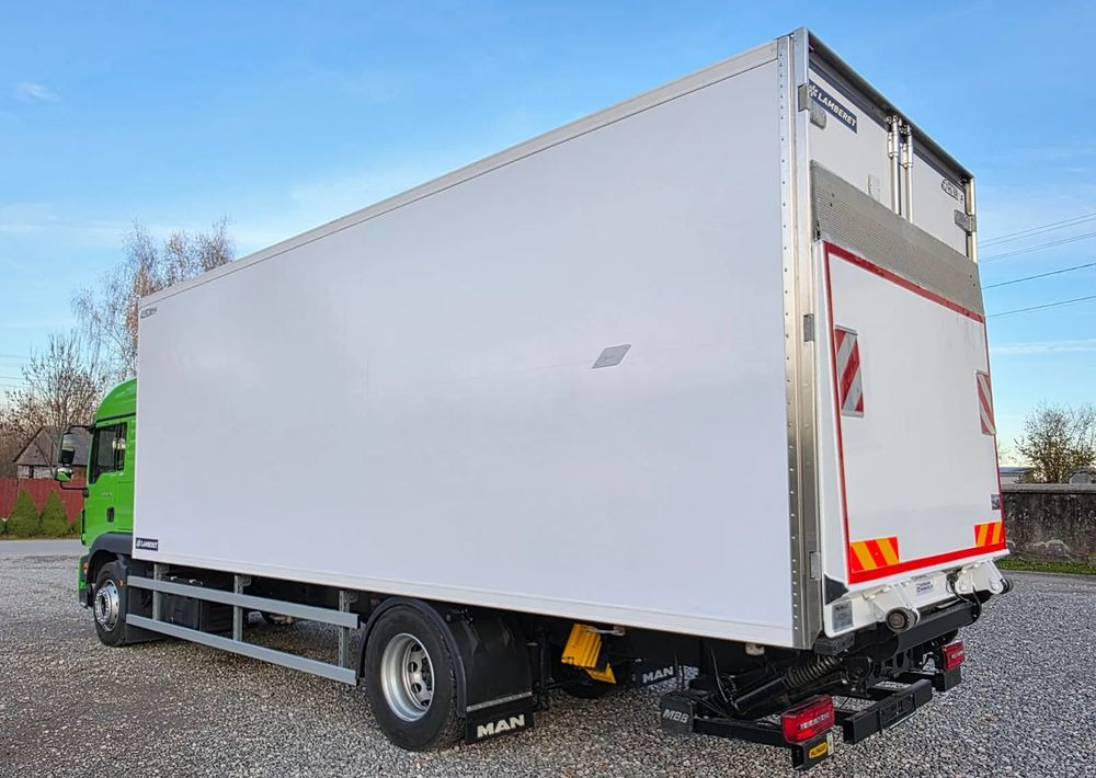 MAN TGM 18.320 / 18.290 / 15.290 / IZOTERMA / WINDA / 19PALET / E6 / 08.2018 / LIFT / SPROWADZONY / AUTOMAT / SYPIALKA / PIERWSZY WŁAŚCICIEL / BOCZNE DRZWI / STAN BARDZO DOBRY - Camión frigorífico: foto 4 MAN TGM 18.320 / 18.290 / 15.290 / IZOTERMA / WINDA / 19PALET / E6 / 08.2018 / LIFT / SPROWADZONY / AUTOMAT / SYPIALKA / PIERWSZY WŁAŚCICIEL / BOCZNE DRZWI / STAN BARDZO DOBRY - Camión frigorífico: foto 4