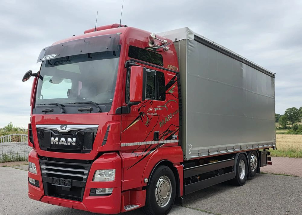 MAN TGX 26.500 / ALUMINIOWE FELGI / LIFT / 6X2 / KLIMA POSTOJOWA / 18PALET / E6 / FIRANKA / 17 TON ŁADOWNOŚĆ / WINDA / NISKI PRZEBIEG / JEDEN WŁAŚCICIEL / PODWIESZANA OŚ - Camión lona: foto 2 MAN TGX 26.500 / ALUMINIOWE FELGI / LIFT / 6X2 / KLIMA POSTOJOWA / 18PALET / E6 / FIRANKA / 17 TON ŁADOWNOŚĆ / WINDA / NISKI PRZEBIEG / JEDEN WŁAŚCICIEL / PODWIESZANA OŚ - Camión lona: foto 2