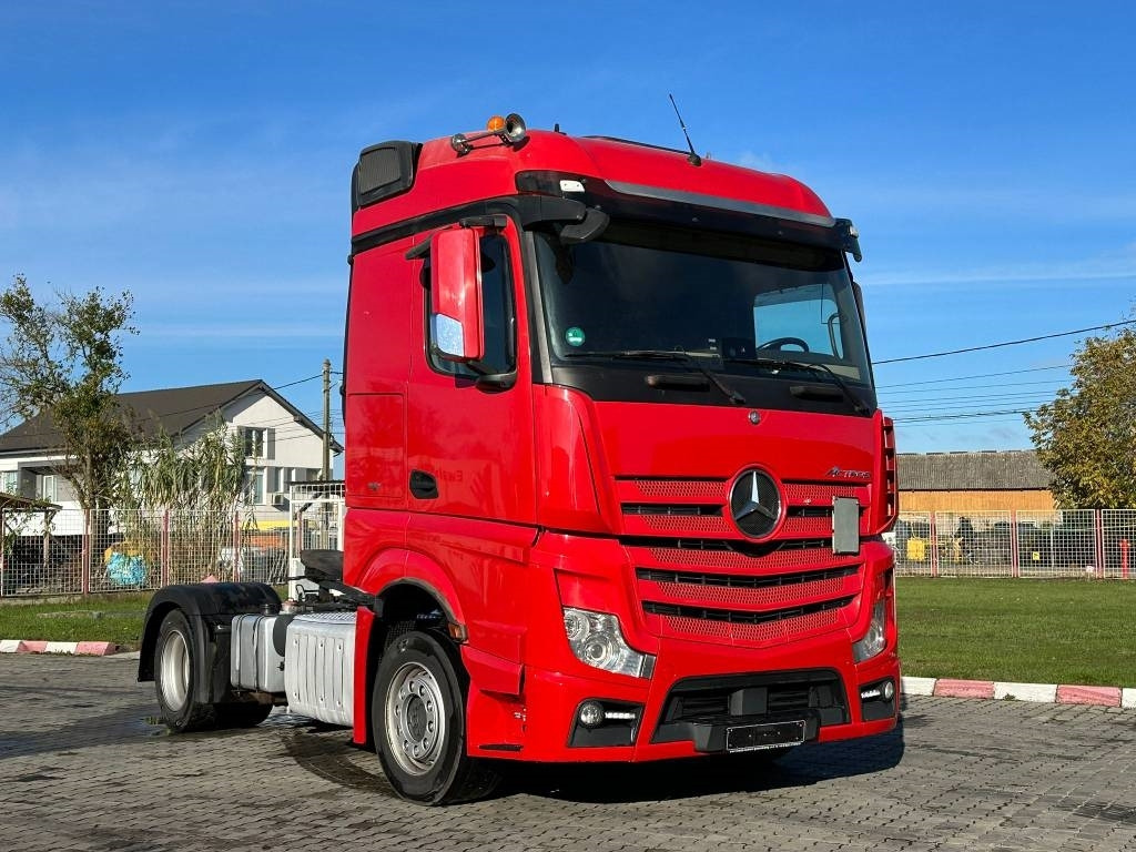 Mercedes-Benz Actros 963-4-A - Camión caja cerrada: foto 1 Mercedes-Benz Actros 963-4-A - Camión caja cerrada: foto 1