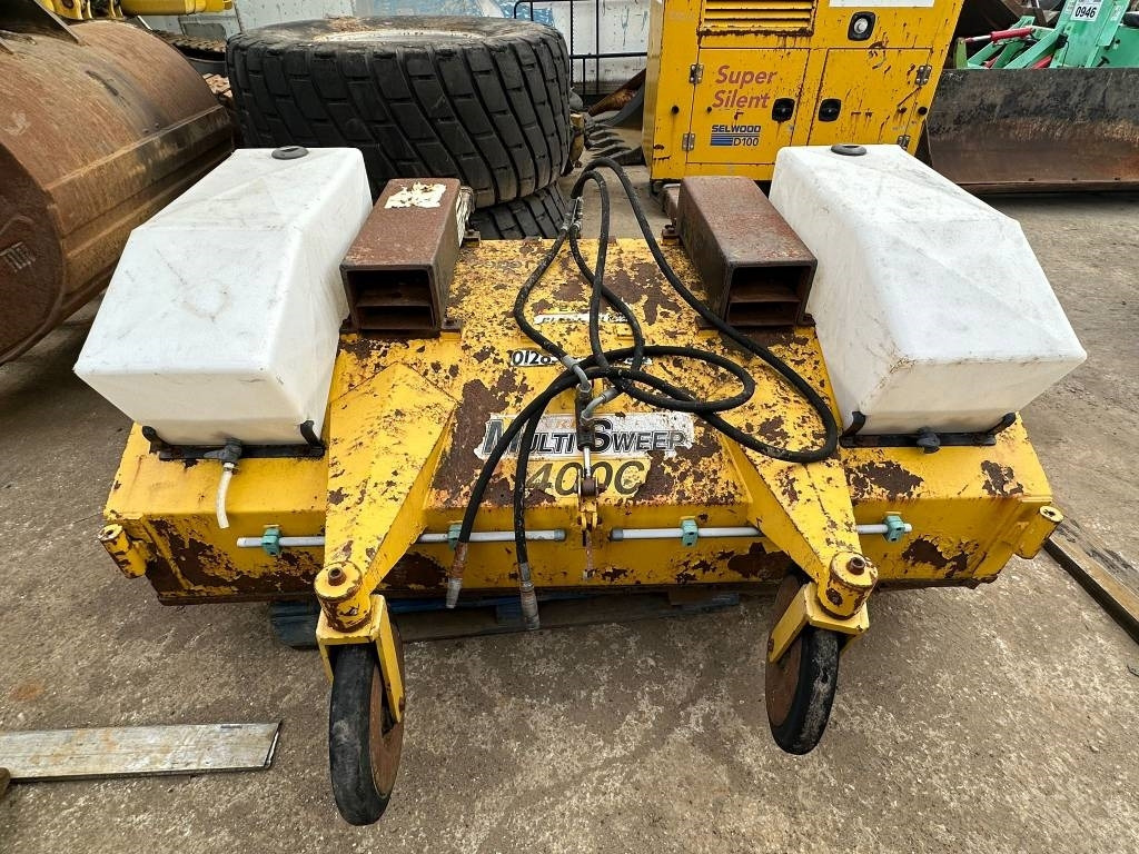 Multisweep 400C - Barredora cucharón para Maquinaria de construcción: foto 1 Multisweep 400C - Barredora cucharón para Maquinaria de construcción: foto 1