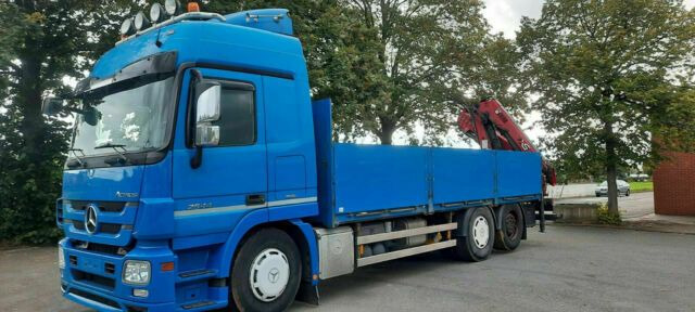 Mercedes-Benz 2544 Pritsche mit Kran Hiab XS am Heck - Camión caja abierta, Camión grúa: foto 1 Mercedes-Benz 2544 Pritsche mit Kran Hiab XS am Heck - Camión caja abierta, Camión grúa: foto 1