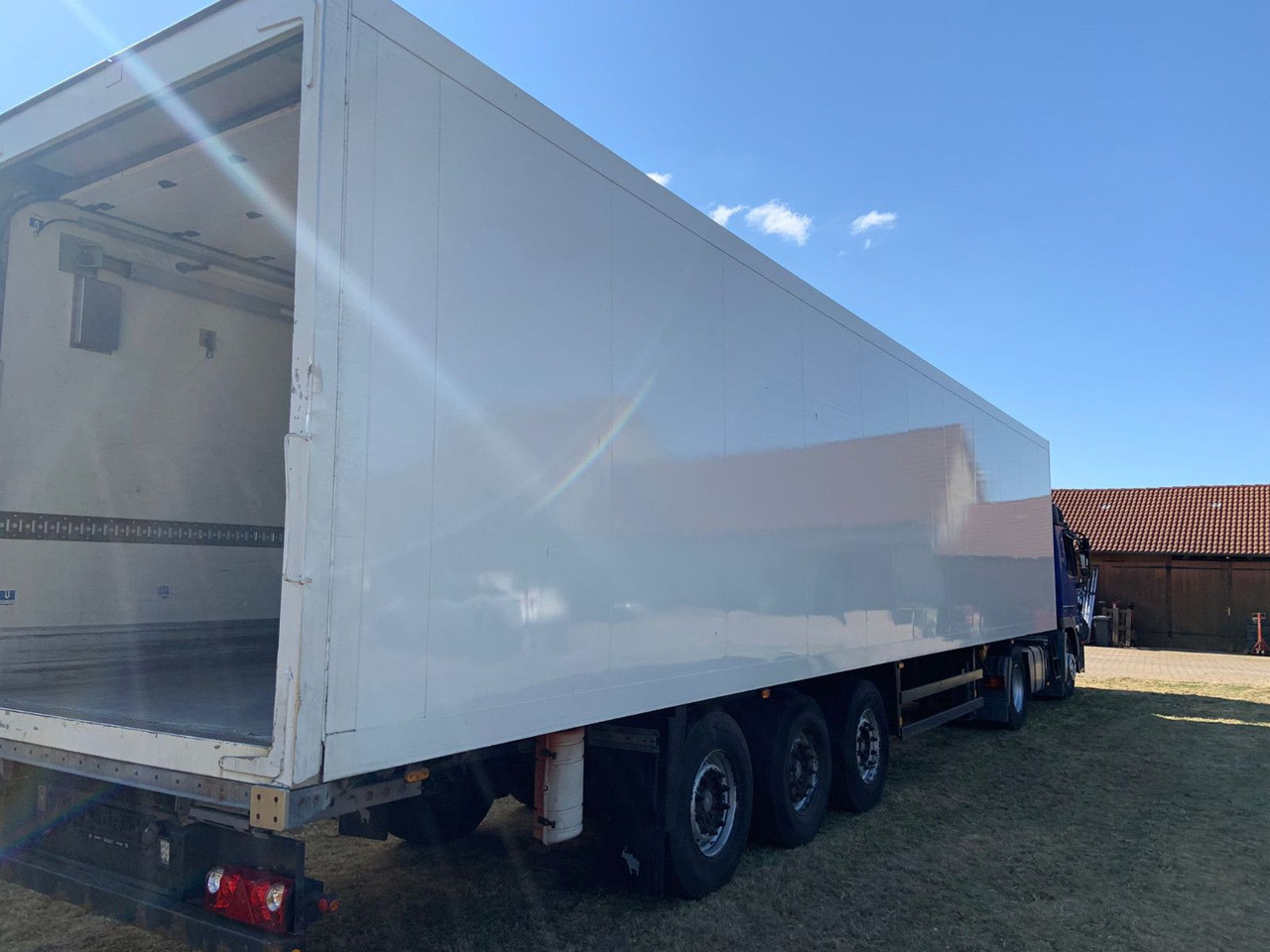 Schmitz Cargobull SKO 24 Tiefkühler 3Achser SAF - Semirremolque caja cerrada: foto 2 Schmitz Cargobull SKO 24 Tiefkühler 3Achser SAF - Semirremolque caja cerrada: foto 2