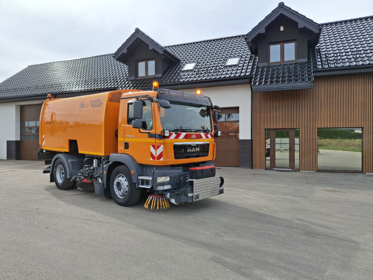 MAN TGM 18.250 Zamiatarka Kupper Weisser BROCK 2 Motoren Szczotki L/R PM10 Odchwaszczarka - Barredora vial: foto 1 MAN TGM 18.250 Zamiatarka Kupper Weisser BROCK 2 Motoren Szczotki L/R PM10 Odchwaszczarka - Barredora vial: foto 1