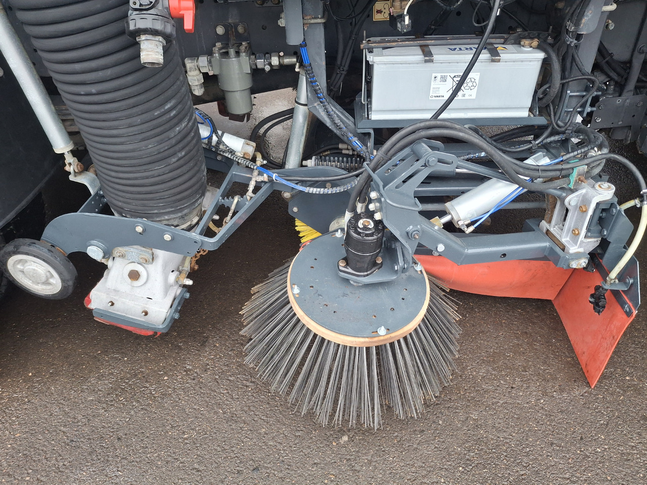 Barredora vial MERCEDES-BENZ Axor 1829 Zamiatarka Kehrmaschine Johnston 2 Motoren Karcher L/R: foto 6 Barredora vial MERCEDES-BENZ Axor 1829 Zamiatarka Kehrmaschine Johnston 2 Motoren Karcher L/R: foto 6