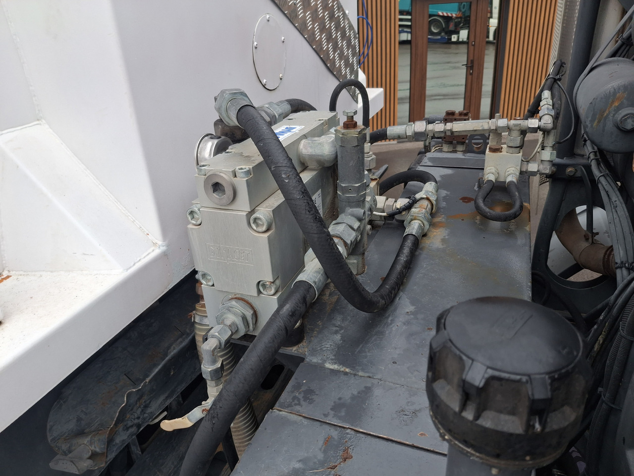 Barredora vial MERCEDES-BENZ Axor 1829 Zamiatarka Kehrmaschine Johnston 2 Motoren Karcher L/R: foto 15 Barredora vial MERCEDES-BENZ Axor 1829 Zamiatarka Kehrmaschine Johnston 2 Motoren Karcher L/R: foto 15