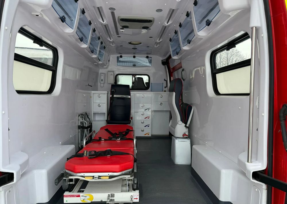 Ambulancia Renault Master: foto 11