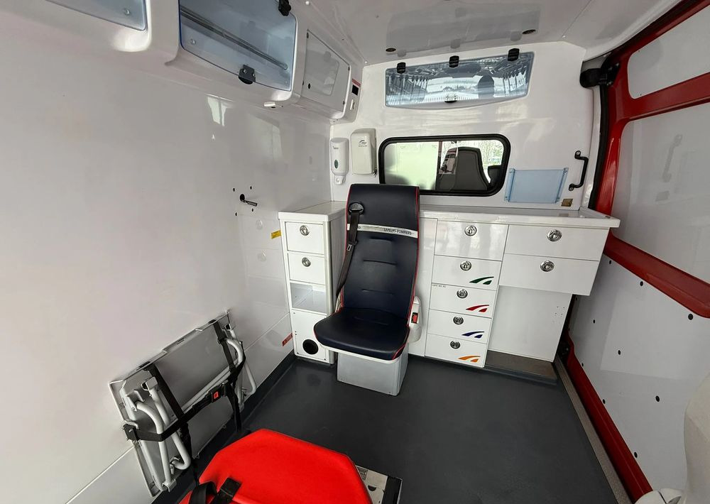 Ambulancia Renault Master: foto 13