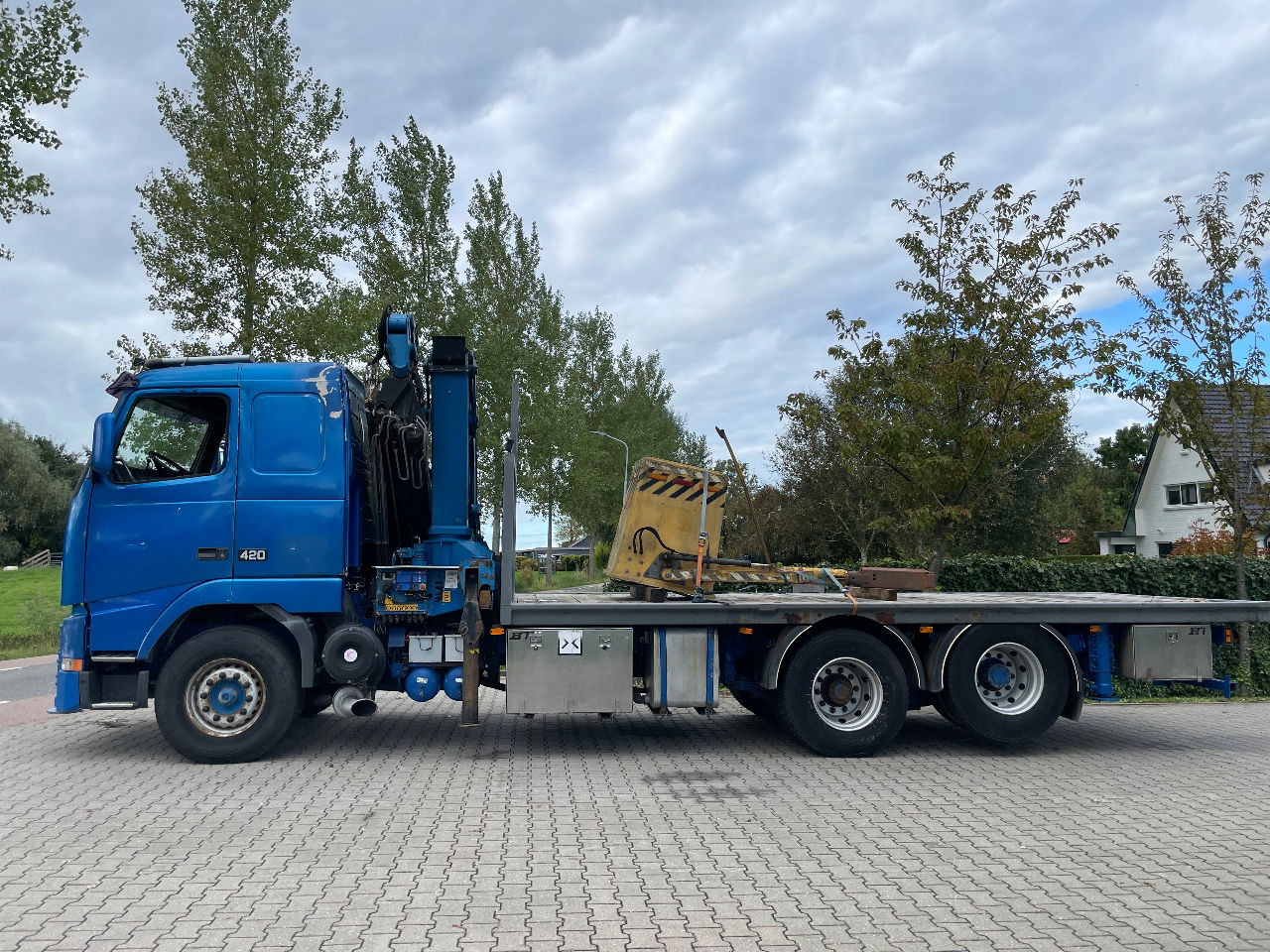 Volvo FH 16 FH16 420 with HMF 2820 crane with jib and front stamps Very Good Condition - Camión grúa: foto 2 Volvo FH 16 FH16 420 with HMF 2820 crane with jib and front stamps Very Good Condition - Camión grúa: foto 2