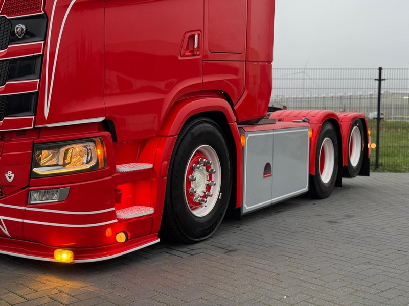 Scania S580 V8 NGS SHOW TRUCK, VOLLUCHT, SPECIAL INTERIOR, BOMVOL, ALS NIEUW. - Cabeza tractora: foto 4 Scania S580 V8 NGS SHOW TRUCK, VOLLUCHT, SPECIAL INTERIOR, BOMVOL, ALS NIEUW. - Cabeza tractora: foto 4