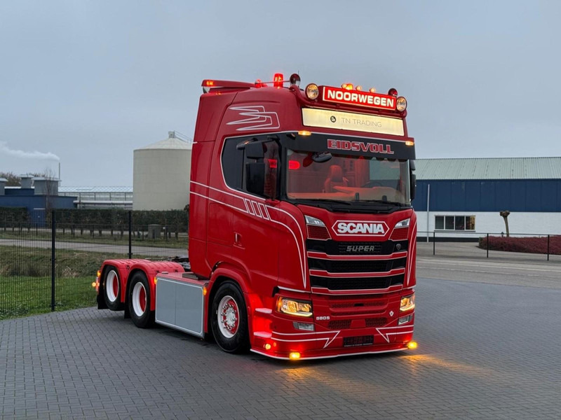 Scania S580 V8 NGS SHOW TRUCK, VOLLUCHT, SPECIAL INTERIOR, BOMVOL, ALS NIEUW. - Cabeza tractora: foto 1 Scania S580 V8 NGS SHOW TRUCK, VOLLUCHT, SPECIAL INTERIOR, BOMVOL, ALS NIEUW. - Cabeza tractora: foto 1