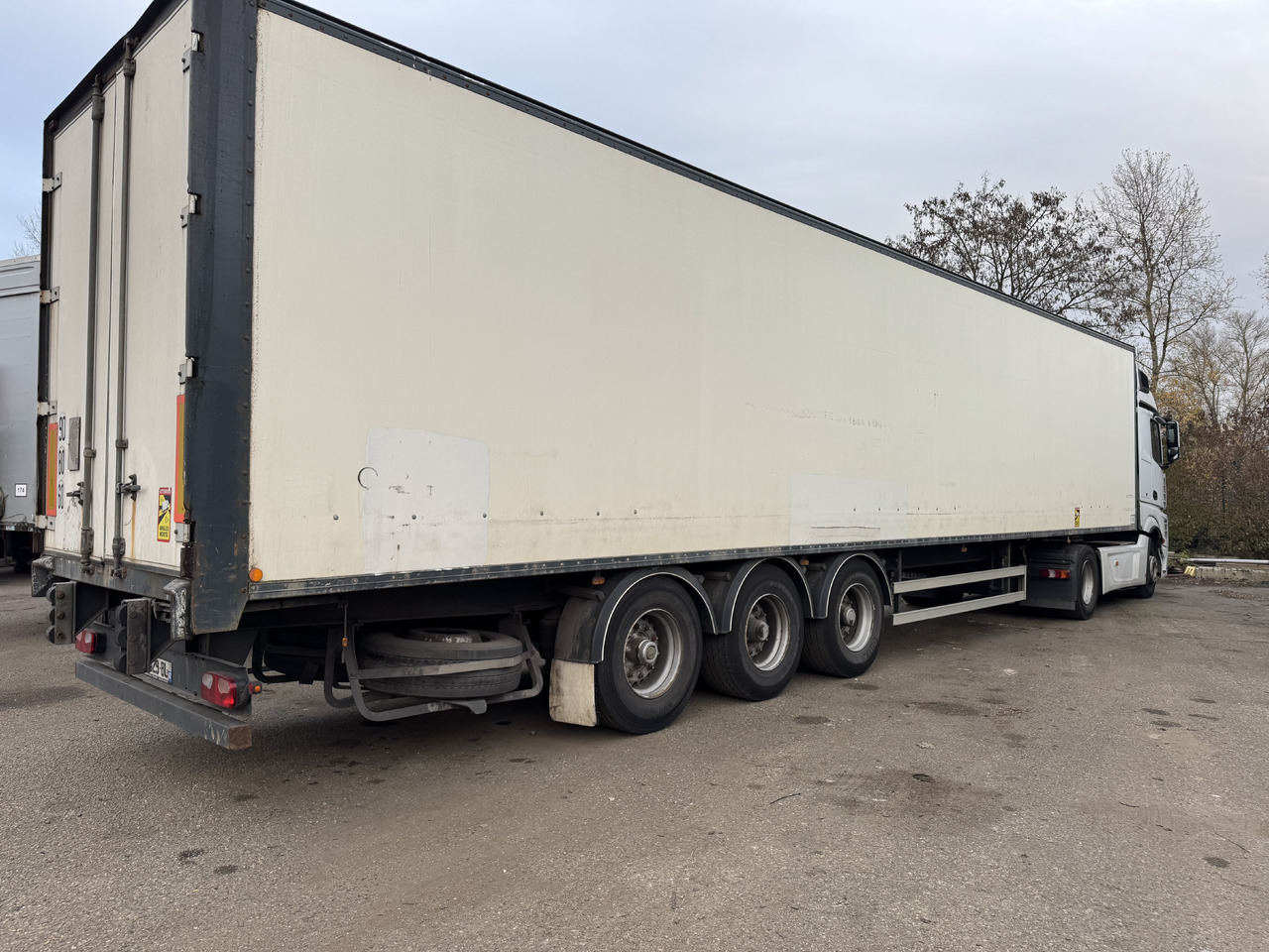 FRUEHAUF Fourgon - Semirremolque caja cerrada: foto 3 FRUEHAUF Fourgon - Semirremolque caja cerrada: foto 3