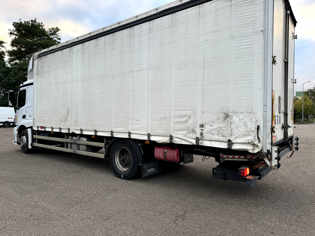 MERCEDES-BENZ ACTROS 1833 - Camión lona: foto 4 MERCEDES-BENZ ACTROS 1833 - Camión lona: foto 4
