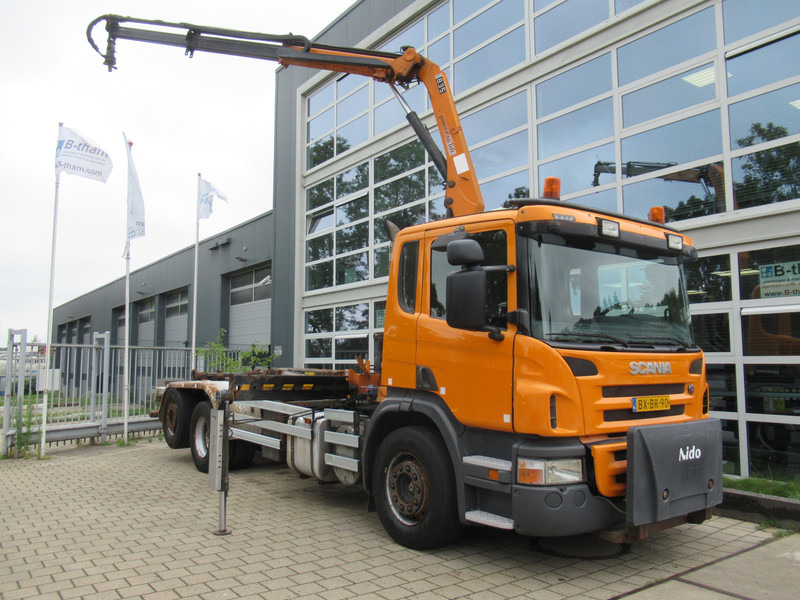 Scania P 320 B 6x2*4 + HMF 835 + HYVA Haakarm - Camión multibasculante, Camión grúa: foto 2 Scania P 320 B 6x2*4 + HMF 835 + HYVA Haakarm - Camión multibasculante, Camión grúa: foto 2