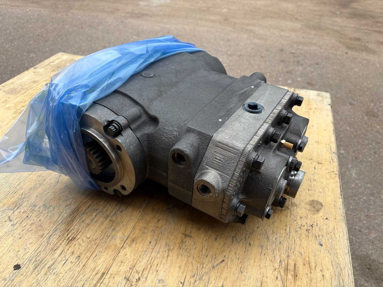 Air Dryer Compressor Cummins ST-676 - Compresor de aire acondicionado: foto 1 Air Dryer Compressor Cummins ST-676 - Compresor de aire acondicionado: foto 1