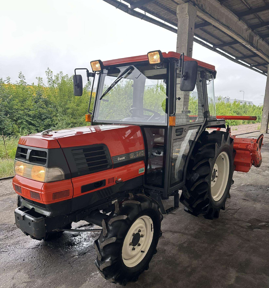 Kubota 320 - Tractor: foto 2 Kubota 320 - Tractor: foto 2