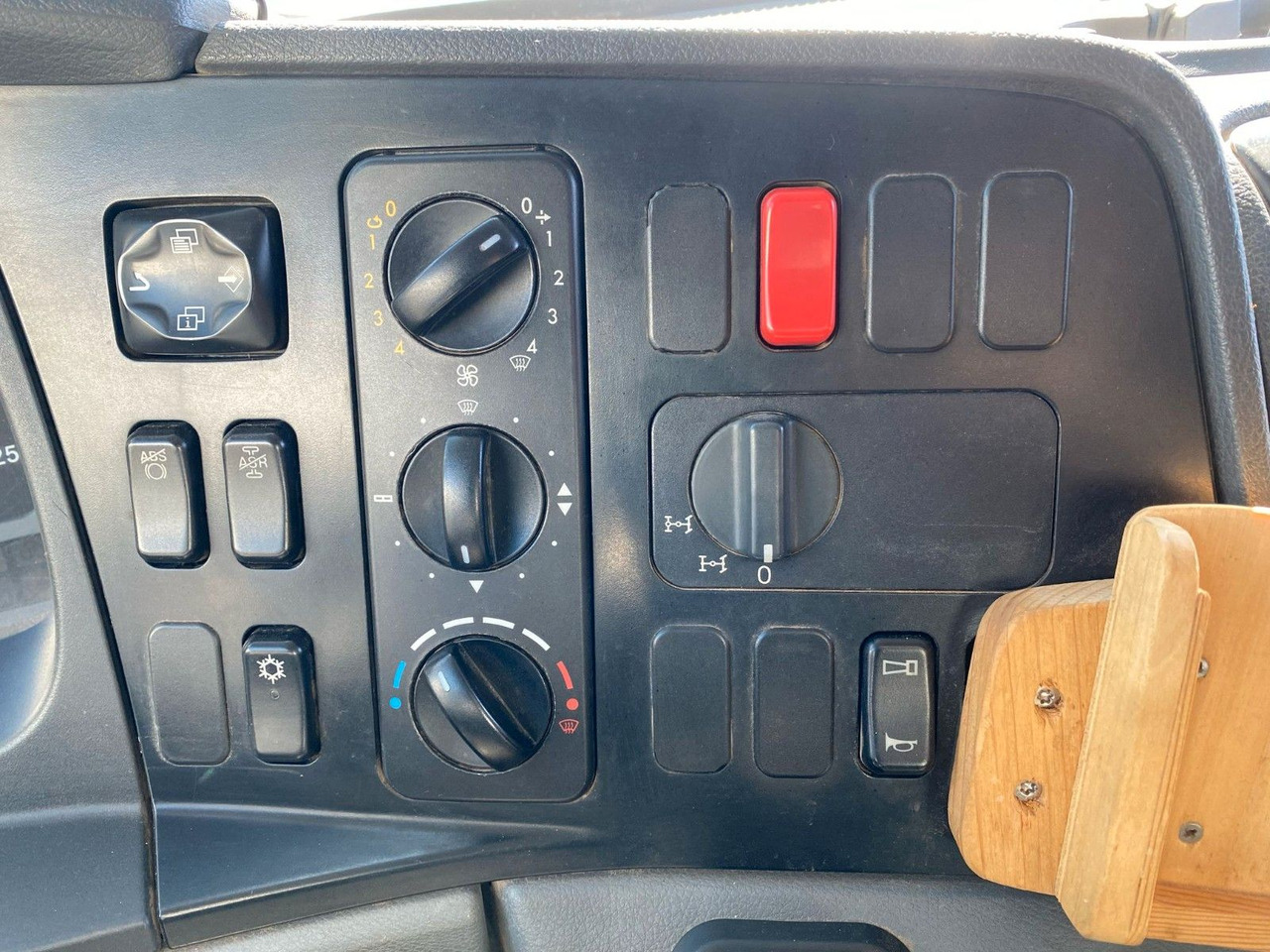 Camión volquete Mercedes-Benz Axor 2 C 4-Achser 3243 8x4 KLIMA RETARDER MEILER: foto 12 Camión volquete Mercedes-Benz Axor 2 C 4-Achser 3243 8x4 KLIMA RETARDER MEILER: foto 12