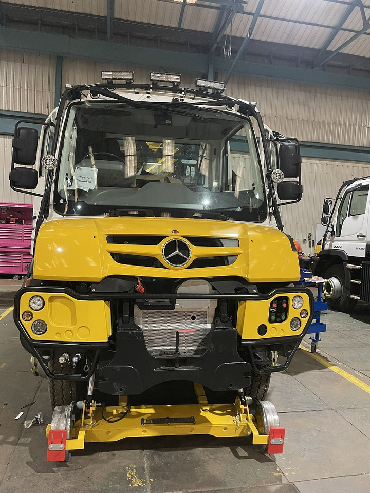 UNIMOG - Camión grúa: foto 2 UNIMOG - Camión grúa: foto 2