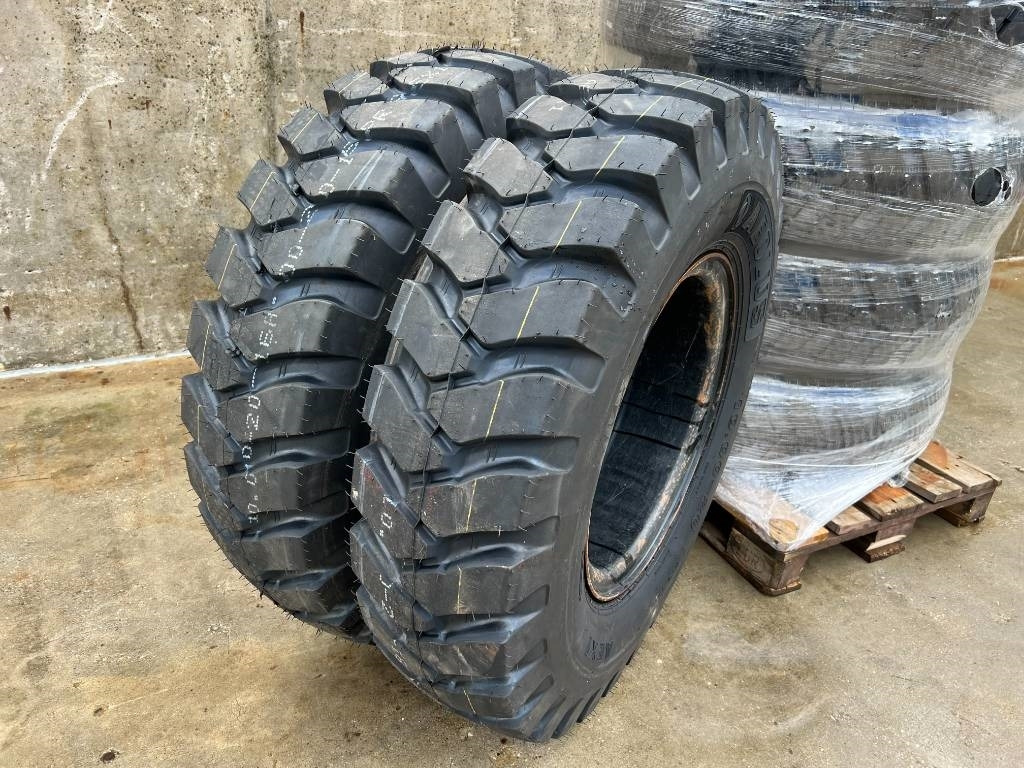 Kuhmo 1000 X 20 16PR tyres fitted on rim NEW - Neumáticos y llantas para Maquinaria de construcción: foto 2 Kuhmo 1000 X 20 16PR tyres fitted on rim NEW - Neumáticos y llantas para Maquinaria de construcción: foto 2