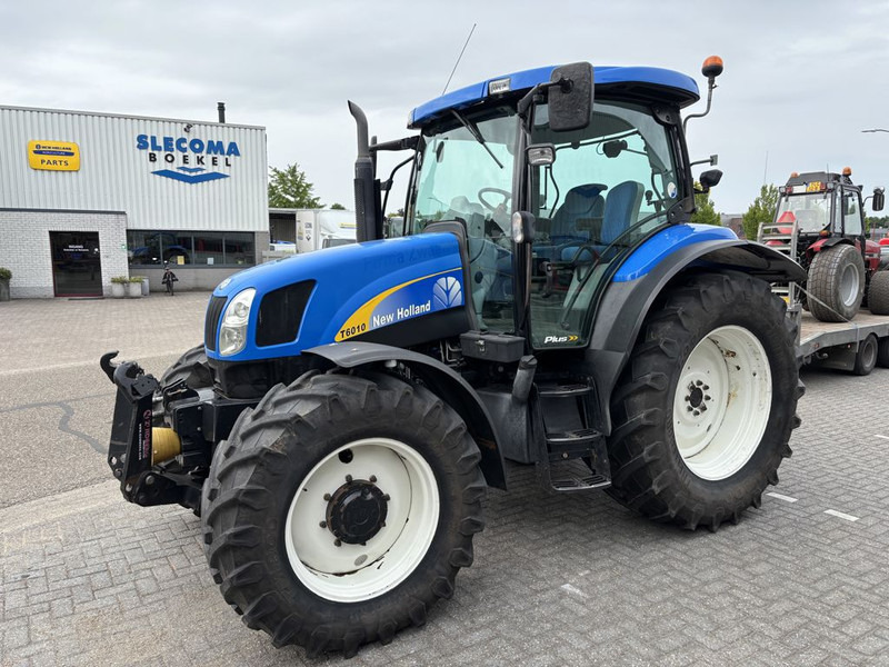 New Holland T6010 Plus Supersteer - Tractor: foto 1 New Holland T6010 Plus Supersteer - Tractor: foto 1