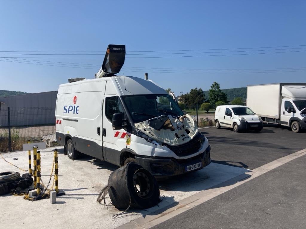 IVECO DAILY FOURGON 50C18 - Camión con plataforma elevadora: foto 1 IVECO DAILY FOURGON 50C18 - Camión con plataforma elevadora: foto 1
