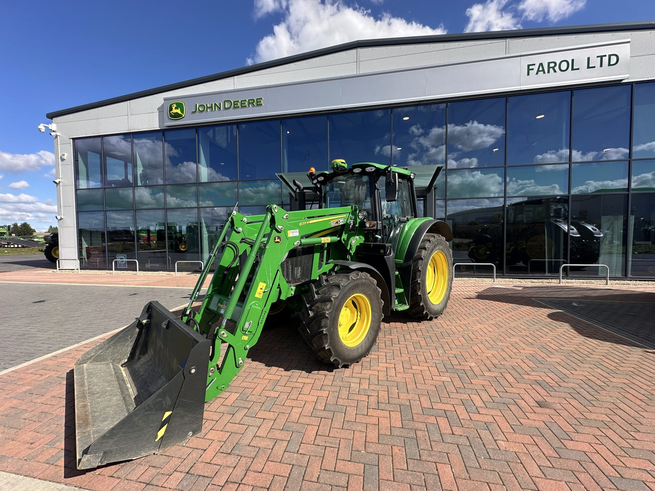 John Deere 6110M + 623M - Tractor: foto 1 John Deere 6110M + 623M - Tractor: foto 1