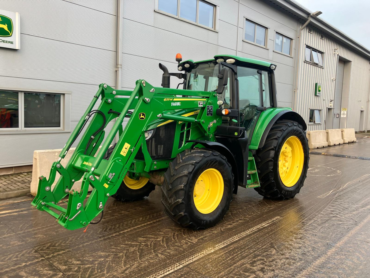 John Deere 6120M - Tractor: foto 2 John Deere 6120M - Tractor: foto 2