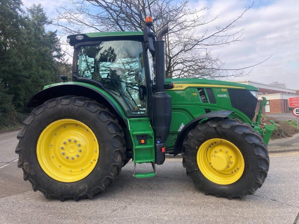 John Deere 6R 215 - Tractor: foto 1 John Deere 6R 215 - Tractor: foto 1