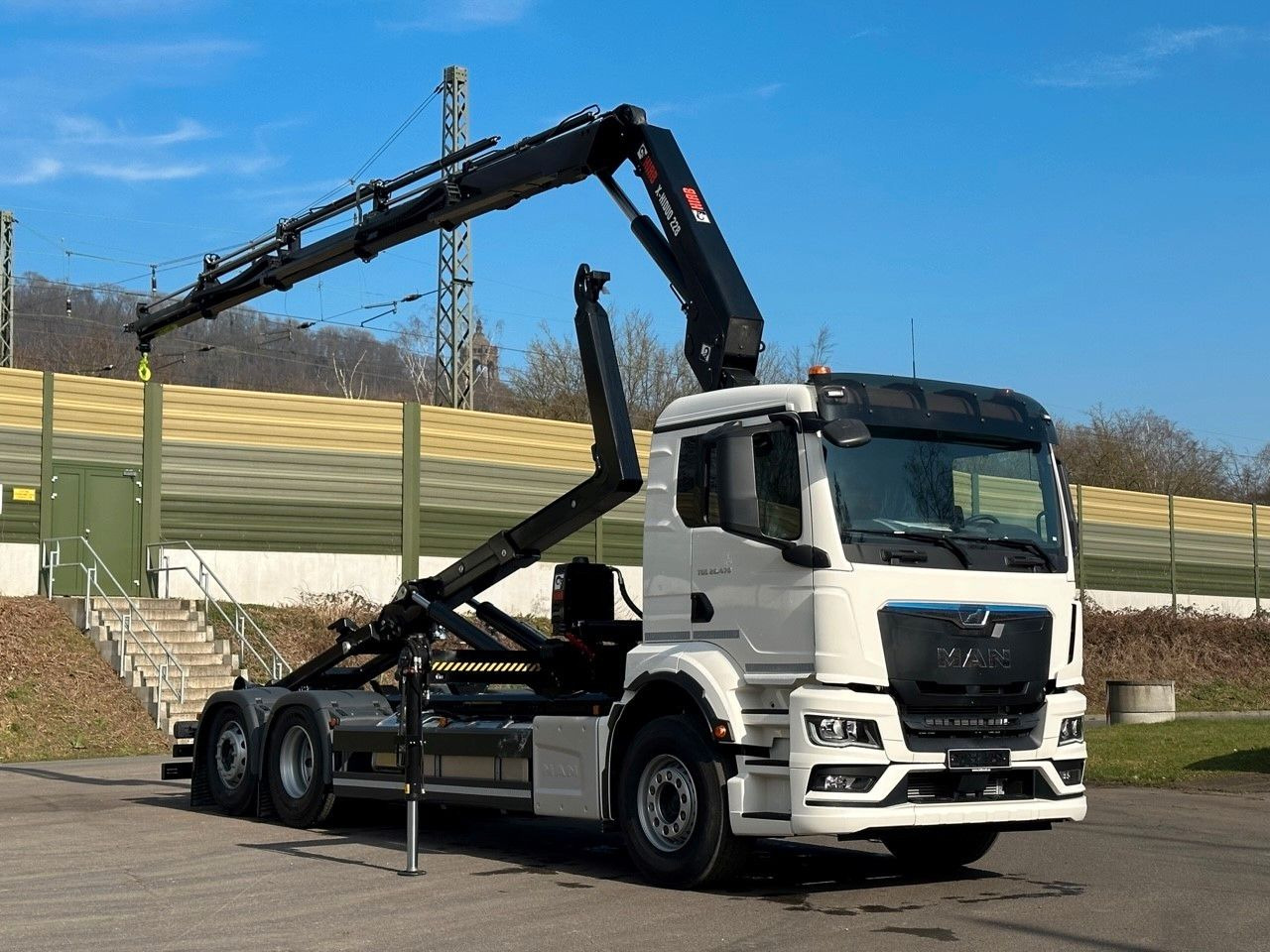 MAN TGS 26.470 6x2 Abrollkipper + Kran Hiab 228-4 - Camión multibasculante, Camión grúa: foto 1 MAN TGS 26.470 6x2 Abrollkipper + Kran Hiab 228-4 - Camión multibasculante, Camión grúa: foto 1