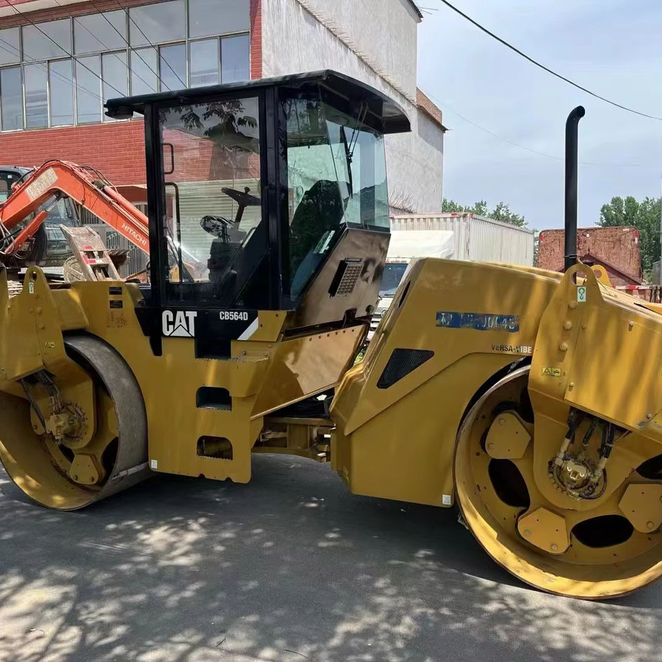 Caterpillar CB564D Double Drum Road Roller 7 Ton Weight With Core Components Engine and Bearing Essential Road Machinery - Apisonadora de asfalto: foto 1 Caterpillar CB564D Double Drum Road Roller 7 Ton Weight With Core Components Engine and Bearing Essential Road Machinery - Apisonadora de asfalto: foto 1