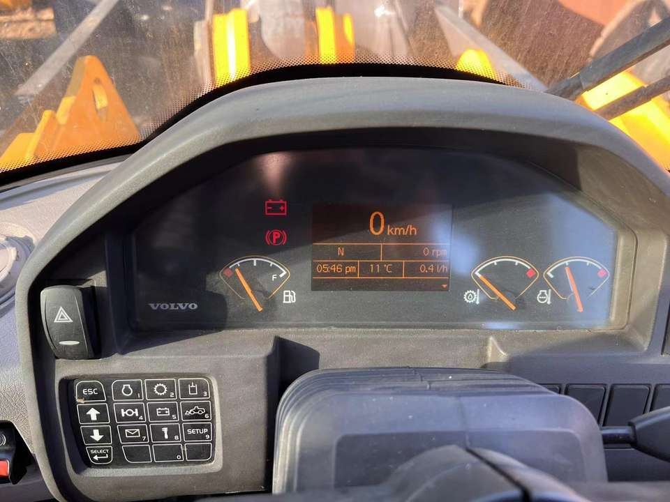 Used Volvo L120GZ 6 Ton Capacity Wheel Loader Available for Sale - Cargadora de ruedas: foto 5 Used Volvo L120GZ 6 Ton Capacity Wheel Loader Available for Sale - Cargadora de ruedas: foto 5