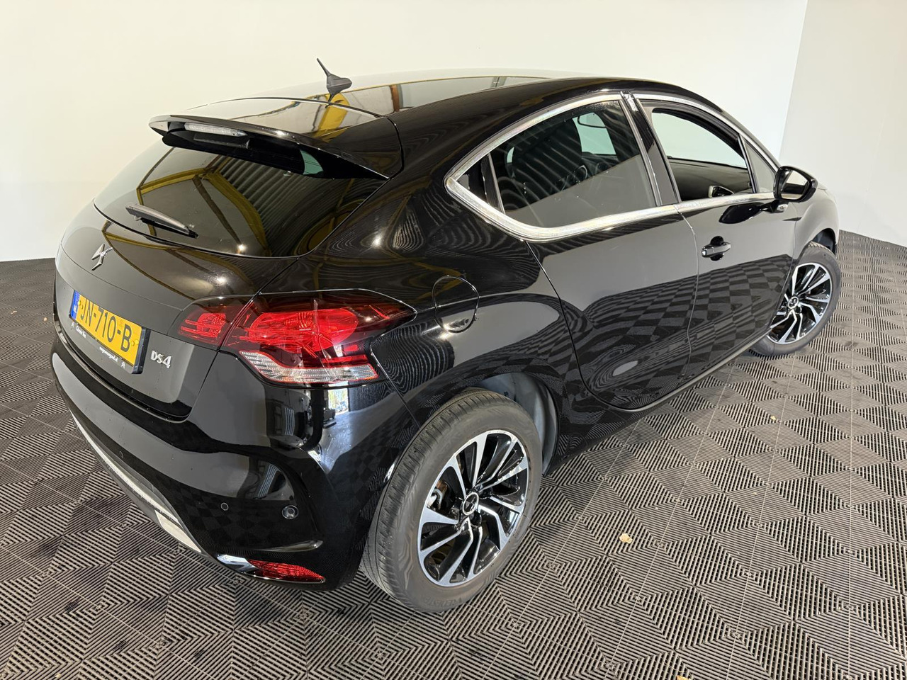 DS 4 1.2 PureTech Business 2016 154.325 km JN-710-B - Hatchback: foto 3 DS 4 1.2 PureTech Business 2016 154.325 km JN-710-B - Hatchback: foto 3