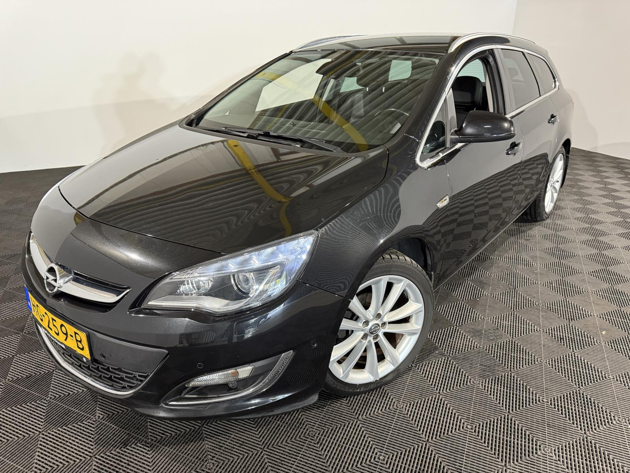 Opel | Astra Sports Tourer | 1.4 Turbo Sport + | 2015 | 218.258 km | HG259B | Logisch - Coche: foto 1 Opel | Astra Sports Tourer | 1.4 Turbo Sport + | 2015 | 218.258 km | HG259B | Logisch - Coche: foto 1