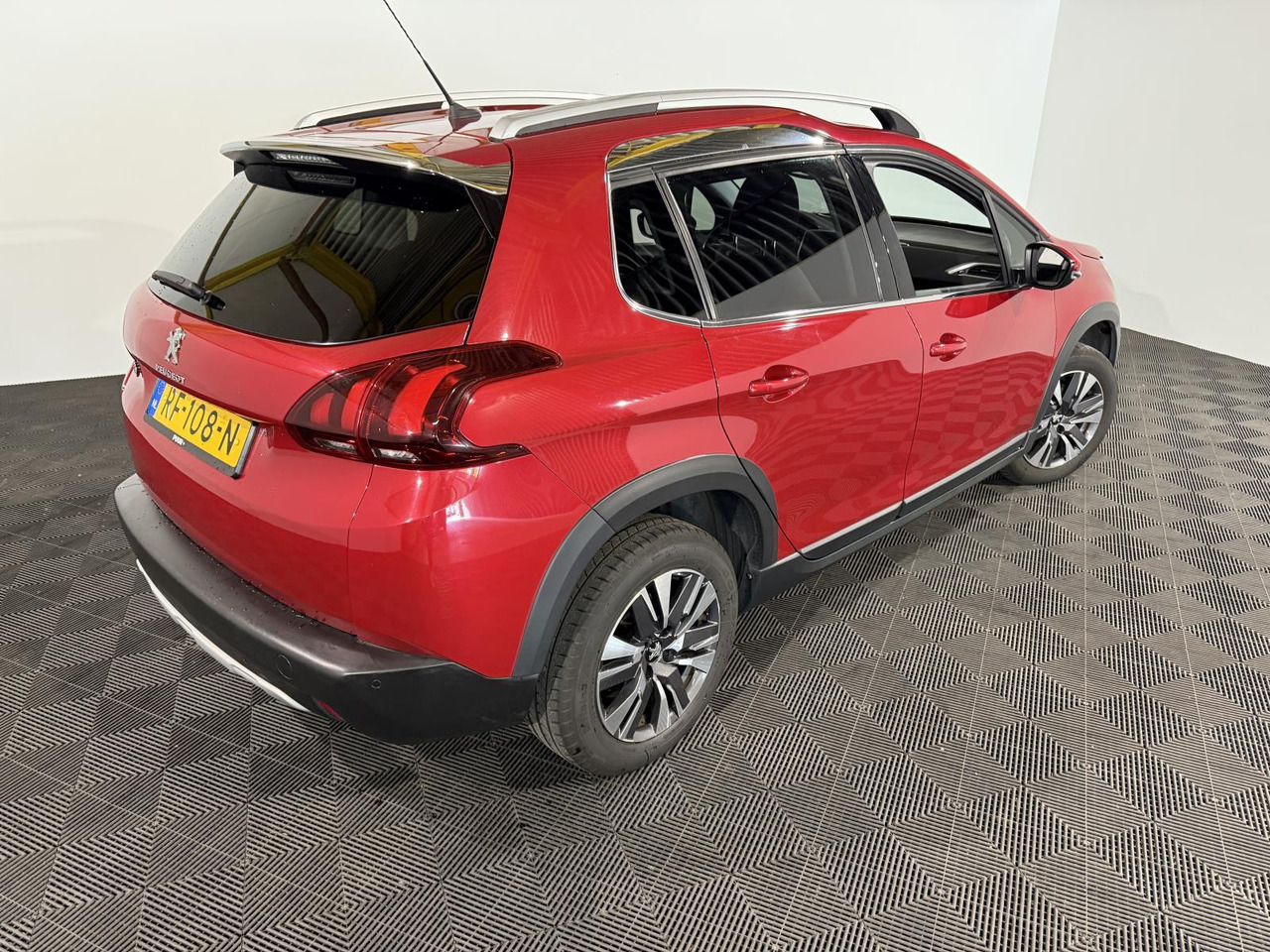 Peugeot 2008 1.2 PureTech Blue Lease Executive RF-108-N 141.645 km - Coche: foto 5 Peugeot 2008 1.2 PureTech Blue Lease Executive RF-108-N 141.645 km - Coche: foto 5