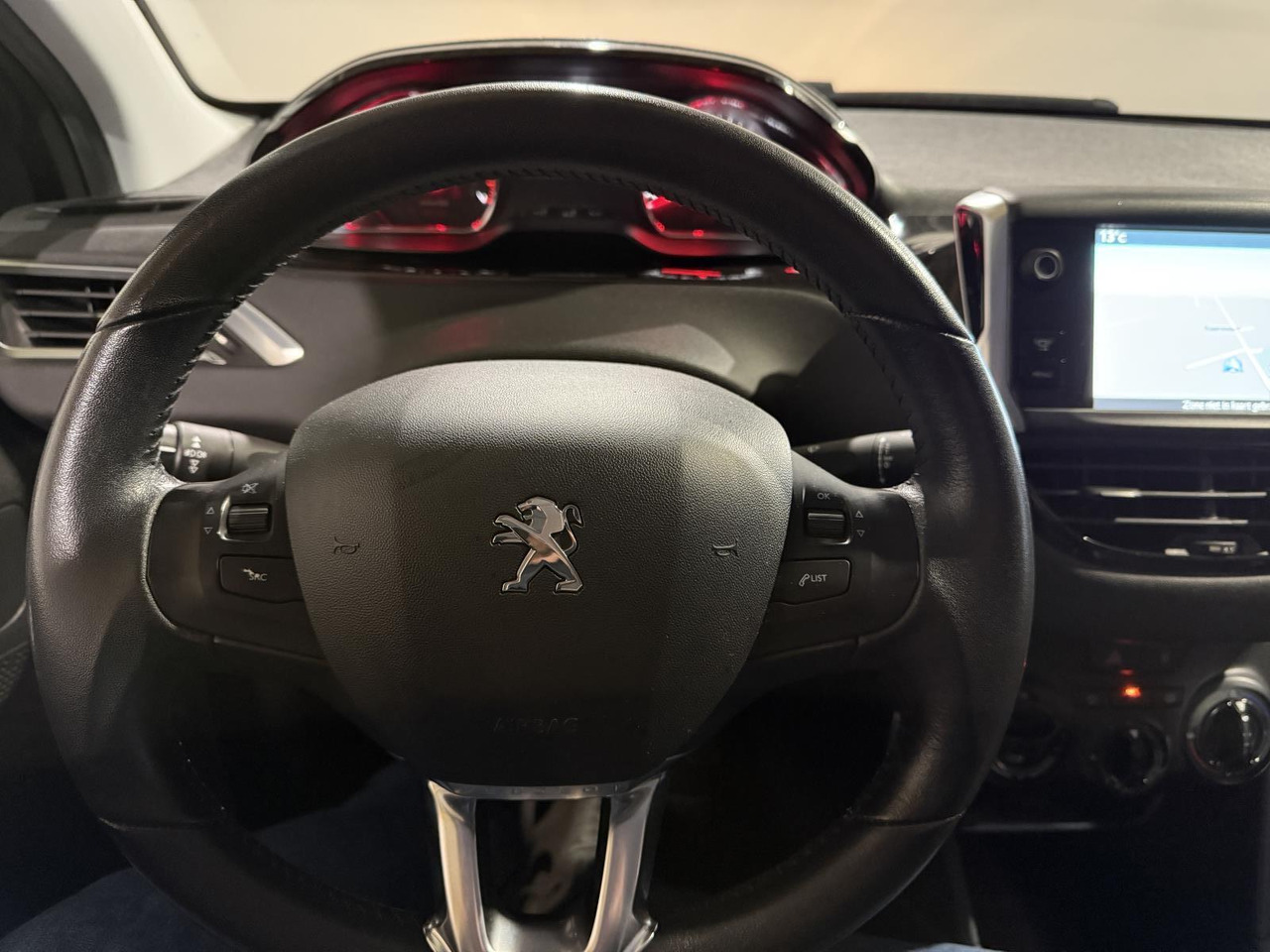 Peugeot | 208 | 1.2 VTi Style | 2014 | 191.063 km | 9XVB78 | Logisch - Hatchback: foto 4 Peugeot | 208 | 1.2 VTi Style | 2014 | 191.063 km | 9XVB78 | Logisch - Hatchback: foto 4