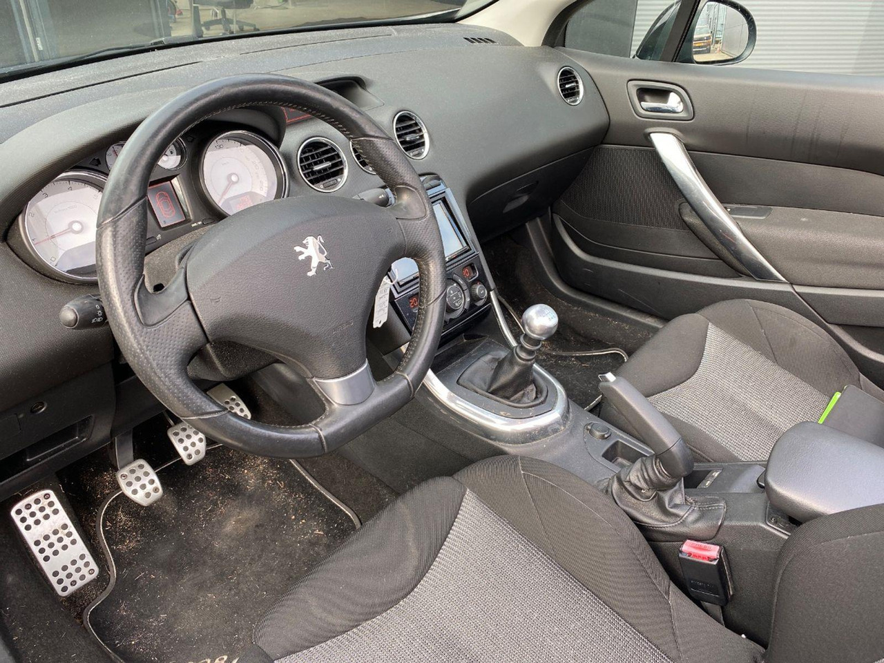 Peugeot 308 CC 1.6 THP Sport Pack | 2011 | 156.692 km | 98TXB8 | NAP: Geen oordeel - Coche: foto 5 Peugeot 308 CC 1.6 THP Sport Pack | 2011 | 156.692 km | 98TXB8 | NAP: Geen oordeel - Coche: foto 5