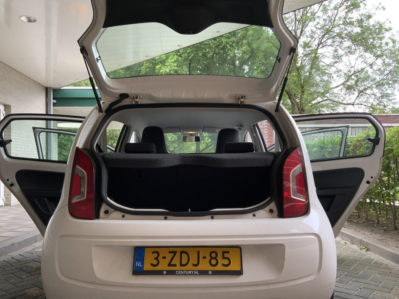 Volkswagen Up! | 1.0 move up! | 2014 | 123.288km | 3-ZDJ-85 - Hatchback: foto 4 Volkswagen Up! | 1.0 move up! | 2014 | 123.288km | 3-ZDJ-85 - Hatchback: foto 4