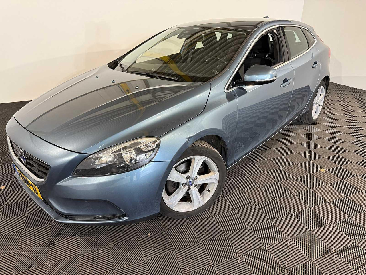 Volvo V40 1.6 T3 Momentum 2-KBP-13 210.566 km - Coche: foto 1 Volvo V40 1.6 T3 Momentum 2-KBP-13 210.566 km - Coche: foto 1