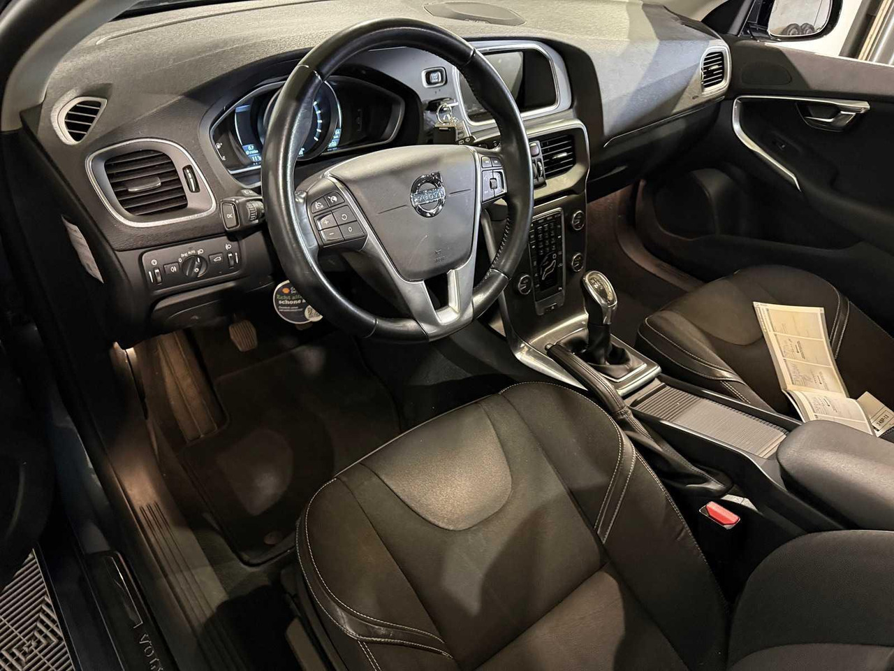 Volvo V40 1.6 T3 Momentum 2-KBP-13 210.566 km - Coche: foto 2 Volvo V40 1.6 T3 Momentum 2-KBP-13 210.566 km - Coche: foto 2