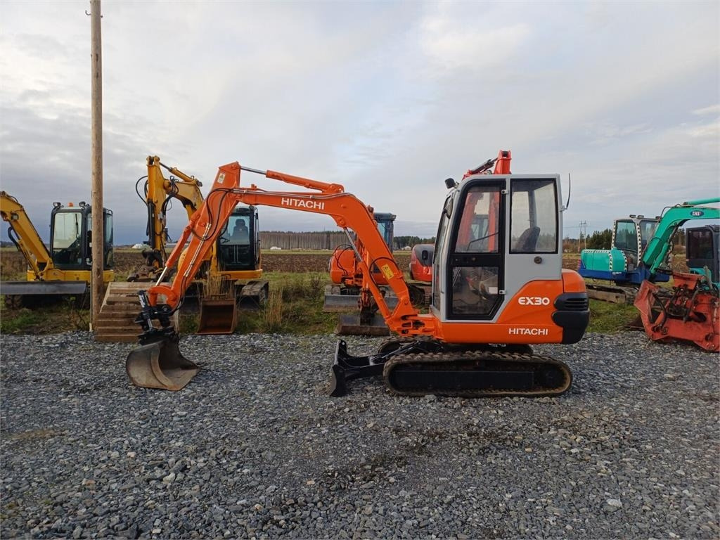 Hitachi EX30 Kallistuvalla liittimellä - Miniexcavadora: foto 2 Hitachi EX30 Kallistuvalla liittimellä - Miniexcavadora: foto 2