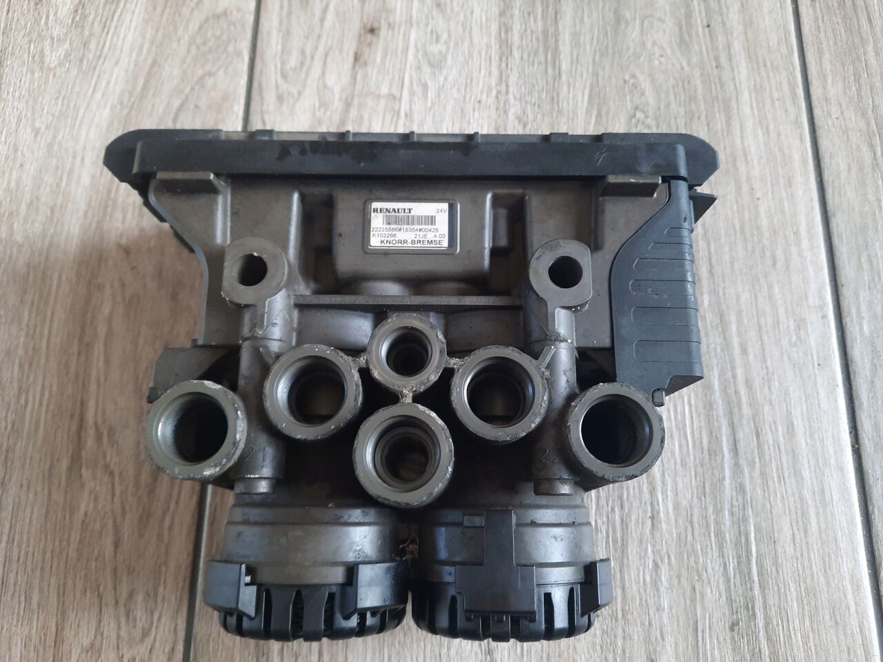 KNORR-BREMSE ZAWÓR EBS TYLNY TYŁ RENAULT GAMA RANGE T RANGE - Válvula de freno para Camión: foto 1 KNORR-BREMSE ZAWÓR EBS TYLNY TYŁ RENAULT GAMA RANGE T RANGE - Válvula de freno para Camión: foto 1