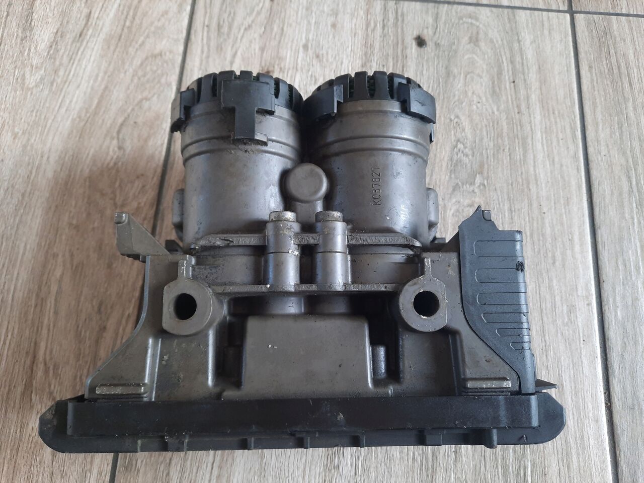 KNORR-BREMSE ZAWÓR EBS TYLNY TYŁ RENAULT GAMA RANGE T RANGE - Válvula de freno para Camión: foto 2 KNORR-BREMSE ZAWÓR EBS TYLNY TYŁ RENAULT GAMA RANGE T RANGE - Válvula de freno para Camión: foto 2