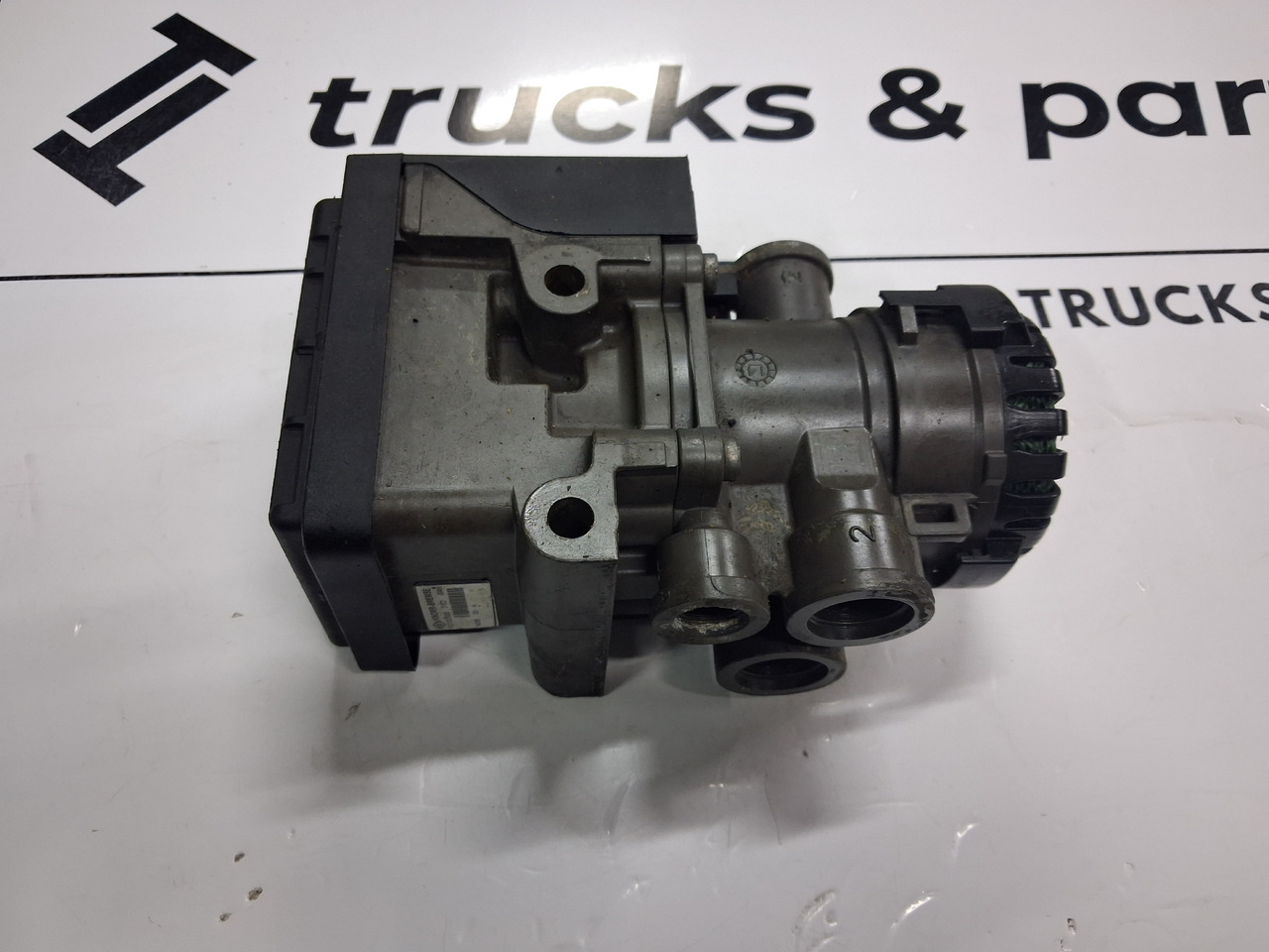 KNORR-BREMSE ZAWÓR NACZEPOWY EBS EUROPA VOLVO FH FM RENAULT DXI - Válvula de freno para Camión: foto 2 KNORR-BREMSE ZAWÓR NACZEPOWY EBS EUROPA VOLVO FH FM RENAULT DXI - Válvula de freno para Camión: foto 2