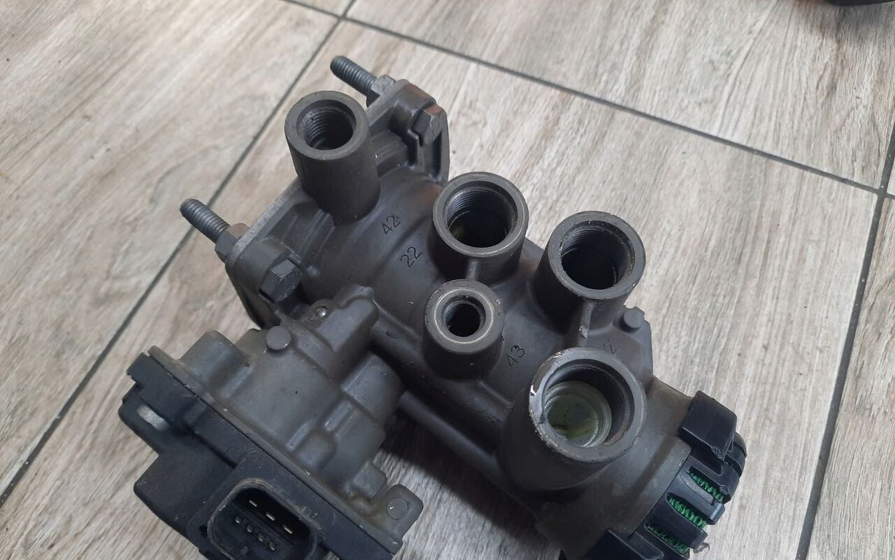 Knorr-Bremse Renault T RANGE GAMA - Válvula de freno para Camión: foto 1 Knorr-Bremse Renault T RANGE GAMA - Válvula de freno para Camión: foto 1