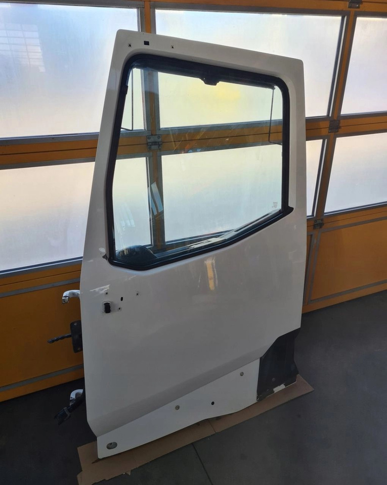 RENAULT DRZWI KOMPLETNE LEWE RENAULT GAMA T RANGE - Puerta y piezas para Camión: foto 2 RENAULT DRZWI KOMPLETNE LEWE RENAULT GAMA T RANGE - Puerta y piezas para Camión: foto 2