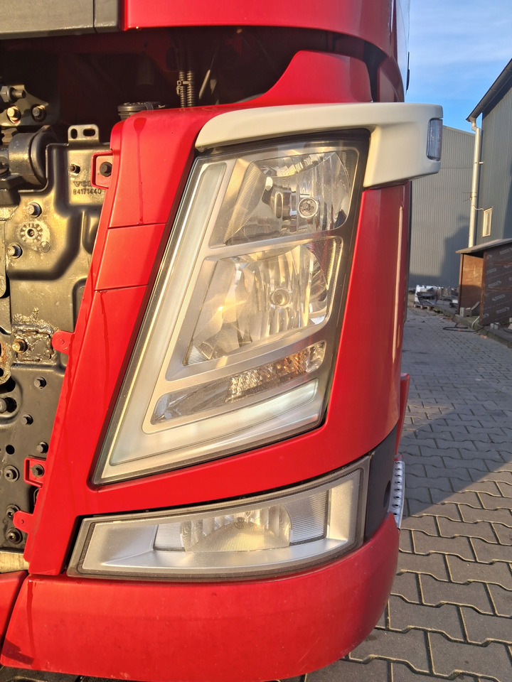 VOLVO REFLEKTOR LAMPA OKULAR LEWY KOMPLETNY VOLVO FM 4 - Faro delantero para Camión: foto 1 VOLVO REFLEKTOR LAMPA OKULAR LEWY KOMPLETNY VOLVO FM 4 - Faro delantero para Camión: foto 1