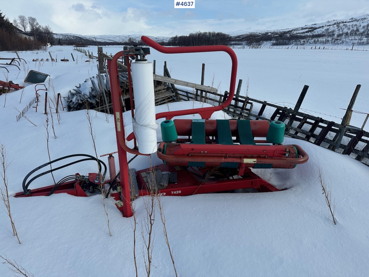 2004 Taarup 7420 Round bale wrapper - Maquinaria de henificación: foto 1 2004 Taarup 7420 Round bale wrapper - Maquinaria de henificación: foto 1