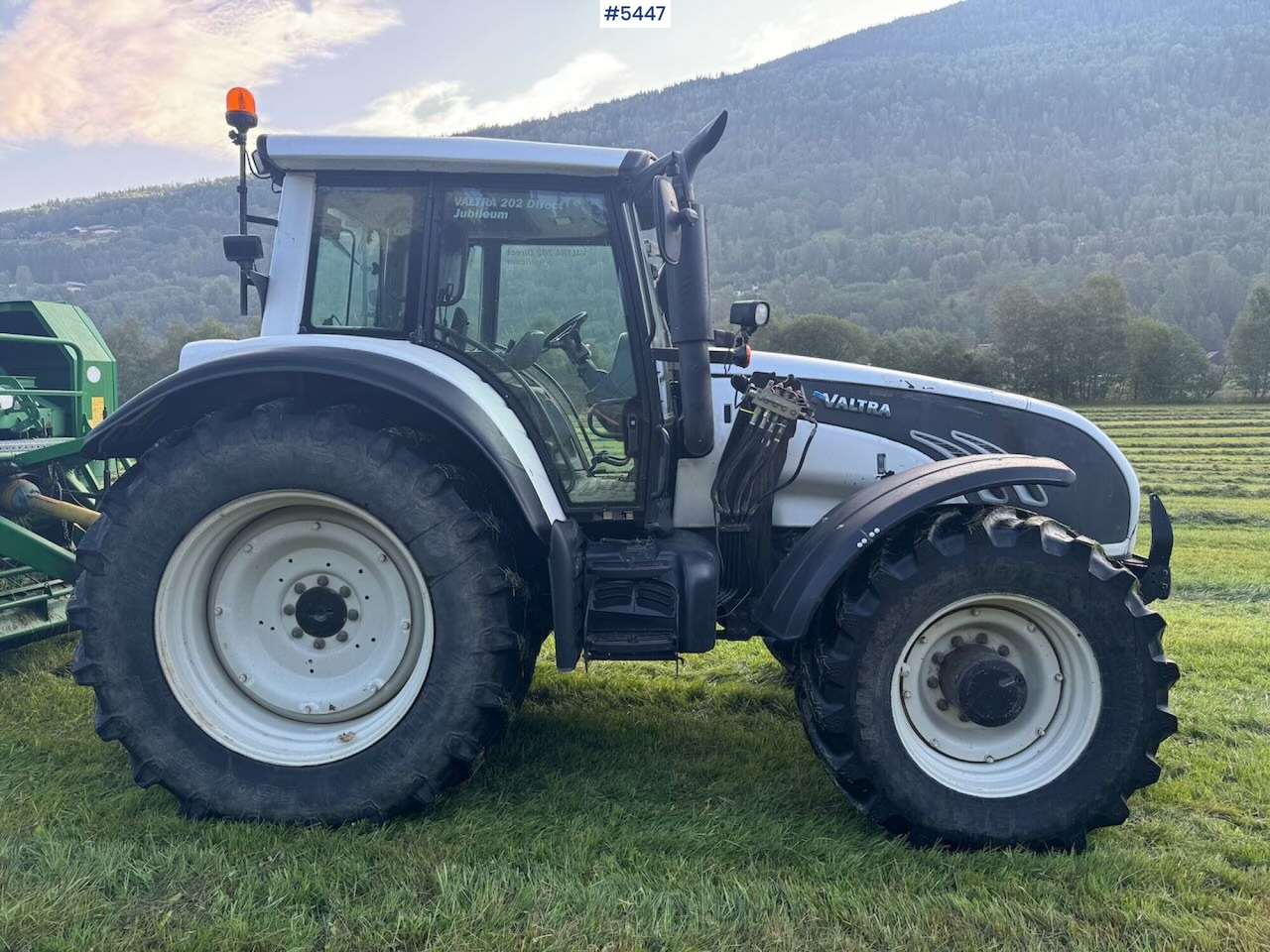 2009 Valtra T202 w/ loader - Tractor: foto 2 2009 Valtra T202 w/ loader - Tractor: foto 2