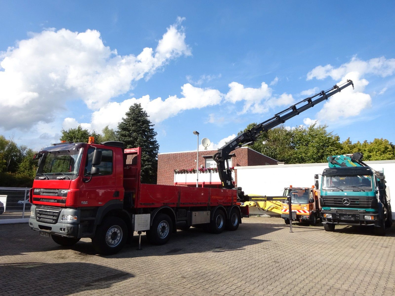 DAF 85.410 Pritsche + HIAB 322E6 Kran 8x4 - Camión grúa: foto 1 DAF 85.410 Pritsche + HIAB 322E6 Kran 8x4 - Camión grúa: foto 1